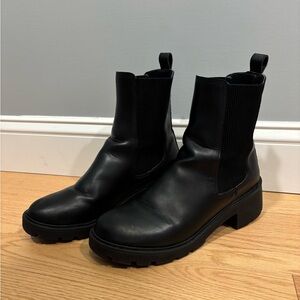 Steve Madden women’s black Chelsea style boots size 11